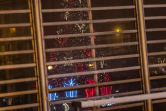 na zdjęciu ozdobione miasto i osoby podczas rozświetlenia