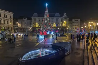 na zdjęciu ozdobione miasto i osoby podczas rozświetlenia
