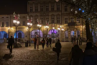 na zdjęciu ozdobione miasto i osoby podczas rozświetlenia
