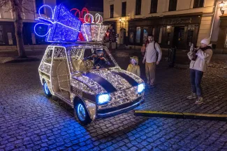 na zdjęciu ozdobione miasto i osoby podczas rozświetlenia