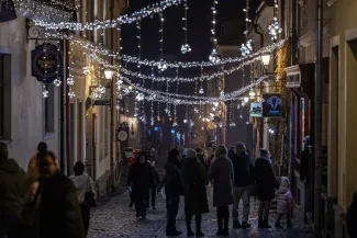 na zdjęciu ozdobione miasto i osoby podczas rozświetlenia