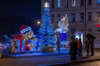 na zdjęciu ozdobione miasto i osoby podczas rozświetlenia