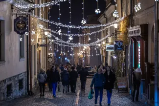 na zdjęciu ozdobione miasto i osoby podczas rozświetlenia
