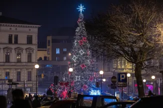 na zdjęciu ozdobione miasto i osoby podczas rozświetlenia
