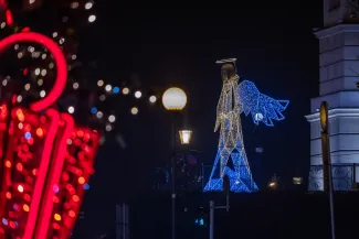 na zdjęciu ozdobione miasto i osoby podczas rozświetlenia