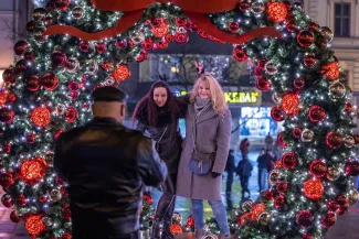 na zdjęciu ozdobione miasto i osoby podczas rozświetlenia