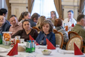 na zdjęciu osoby podczas spotkania