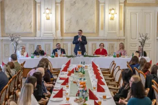 na zdjęciu osoby podczas spotkania