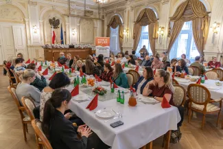 na zdjęciu osoby podczas spotkania