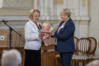 na zdjęciu osoby podczas uroczystości