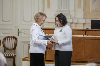 na zdjęciu osoby podczas uroczystości