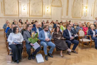 na zdjęciu osoby podczas uroczystości