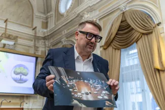 na zdjęciu osoby podczas uroczystości