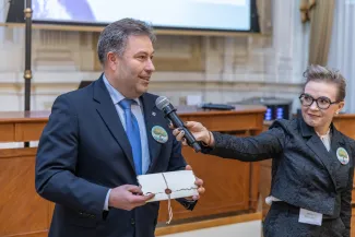 na zdjęciu osoby podczas uroczystości