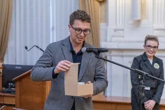 na zdjęciu osoby podczas uroczystości