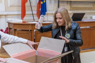 na zdjęciu osoby podczas uroczystości