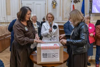 na zdjęciu osoby podczas uroczystości