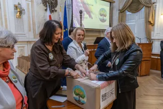 na zdjęciu osoby podczas uroczystości