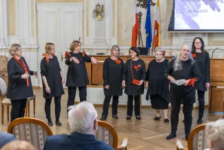 na zdjęciu osoby podczas uroczystości