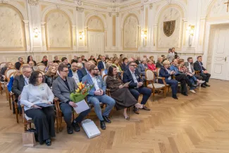 na zdjęciu osoby podczas uroczystości