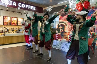 na zdjęciu osoby podczas pikniku