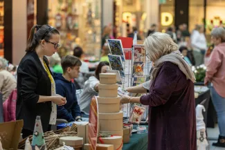 na zdjęciu osoby podczas pikniku