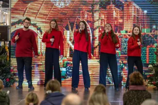 na zdjęciu osoby podczas pikniku