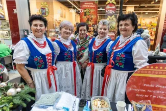 na zdjęciu osoby podczas pikniku