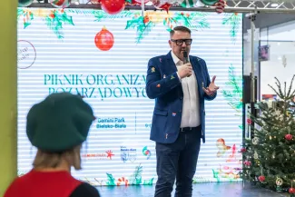 na zdjęciu osoby podczas pikniku