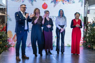 na zdjęciu osoby podczas pikniku