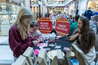 na zdjęciu osoby podczas pikniku
