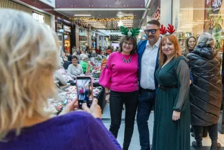 na zdjęciu osoby podczas pikniku