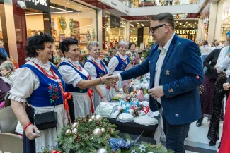 na zdjęciu osoby podczas pikniku