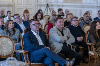 na zdjęciu osoby podczas spotkania