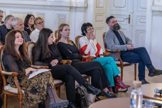 na zdjęciu osoby podczas spotkania