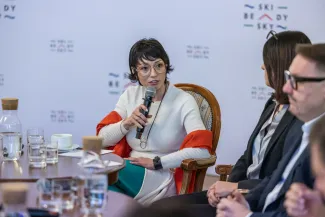 na zdjęciu osoby podczas spotkania