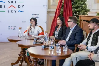 na zdjęciu osoby podczas spotkania