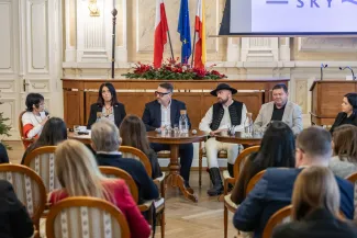 na zdjęciu osoby podczas spotkania