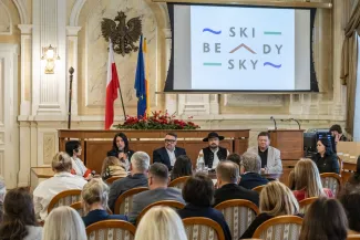 na zdjęciu osoby podczas spotkania