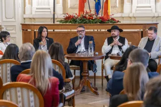 na zdjęciu osoby podczas spotkania