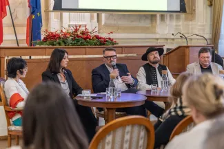 na zdjęciu osoby podczas spotkania