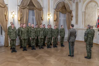 na zdjęciu osoby podczas uroczystości