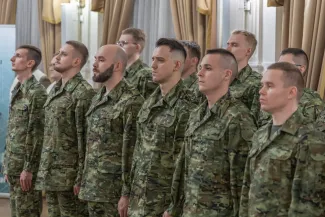 na zdjęciu osoby podczas uroczystości