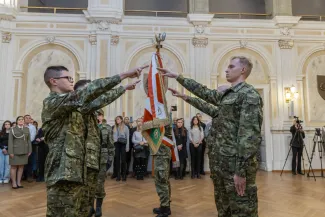 na zdjęciu osoby podczas uroczystości