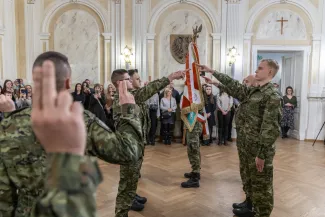 na zdjęciu osoby podczas uroczystości
