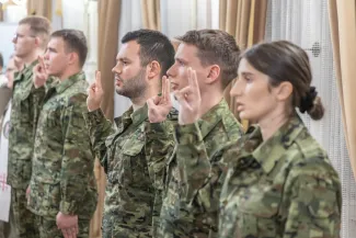 na zdjęciu osoby podczas uroczystości