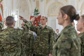 na zdjęciu osoby podczas uroczystości