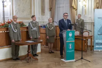 na zdjęciu osoby podczas uroczystości