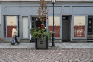 na zdjęciu plakaty na budynku