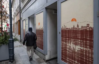 na zdjęciu plakaty na budynku